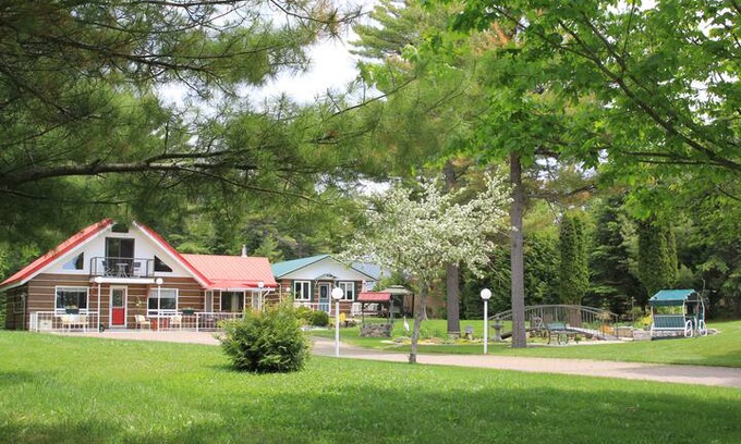 Manitoulin District Cabin | Large 3 Bdrm Cottage next to Providence Bay Beach