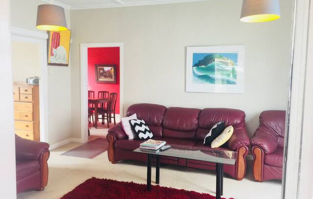 New Plymouth CBD Cabin | A DEVONPORT COTTAGE(1842-1859)New Plymouth Central