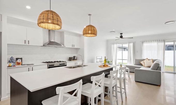 Newport Apartment | "Fabulous Bon Voyage" - Newport Q 4020