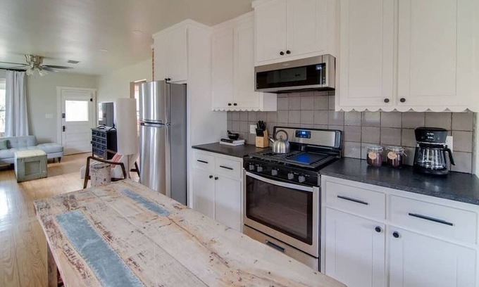 Fredericksburg House | Hot Tub, King Bed, Pet Friendly - The Craftsman