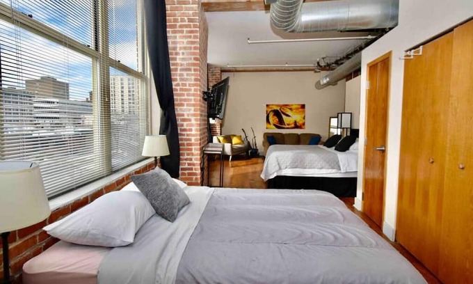 Downtown Kansas City Apartment | ★ THE PAD ★ KING BED ★