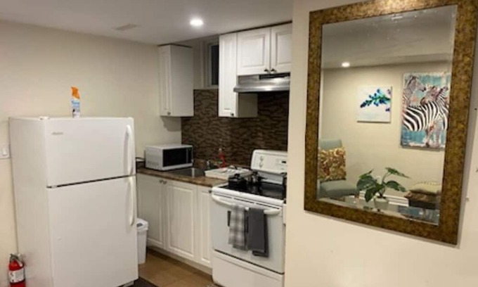 Meadowvale Village House | Luxury/Comfy 2 bedroom, kitchen, 5min to Airport. Peaceful affluent neighborhod