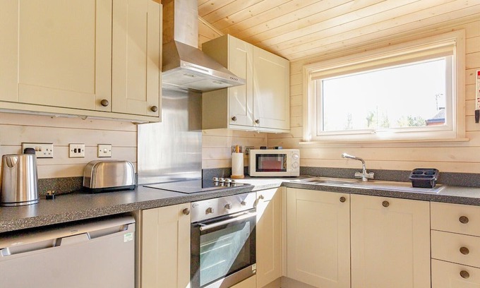 Scunthorpe Cabin | A cosy one bedroom lodge with a master bedroom served by a bathroom with a separate shower open plan