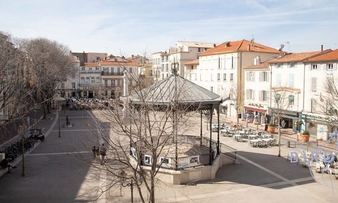 Antibes Old Town Apartment | Beautiful apartment Place Nationale in Antibes old town