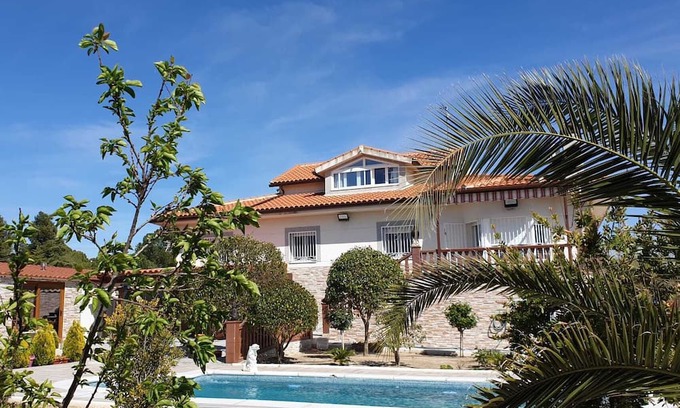 Numancia de la Sagra Villa | farm cross