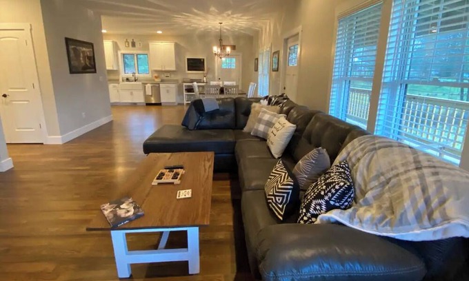 Penrose House | Close to trails & town but quiet and peaceful! Exceptionally clean 3br home