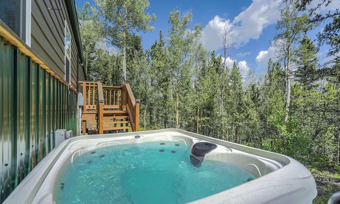 Cripple Creek Ski Chalet | Rustic 3BR Home with Hot Tub, Peak View near Cripple Creek
