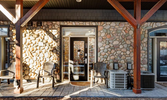 Canmore Ski Chalet | Heated Pool-side Chalet w/ Hot Tub | 2 bdrm 8 Guests | Walk anywhere in 15 mins!