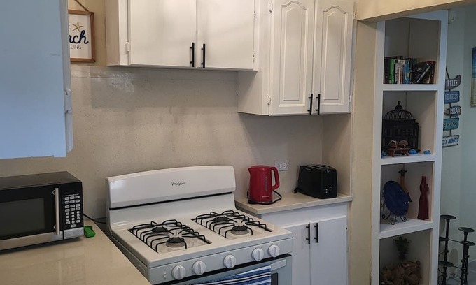 Welches Cottage | Charming cottage with WiFi and AC in brilliant Oistins