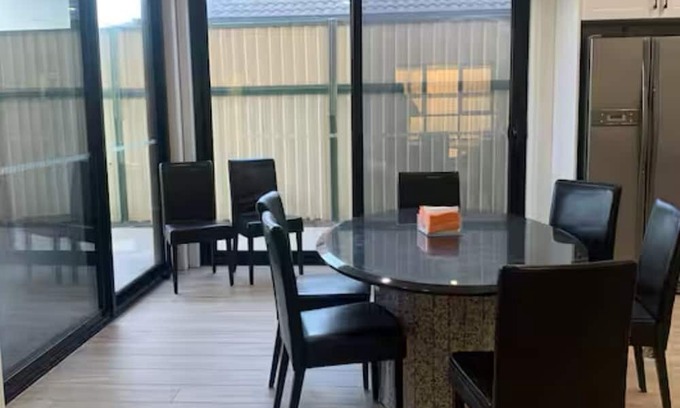 Springvale House | 3-bedrooms in a shared house-like 5 star hotel in amazing Springvale centre.