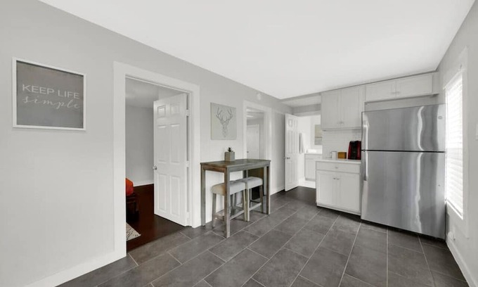 Washington Ave./ Memorial Park House | All You Need - Central! Gated 1bed/1bath/Parking!