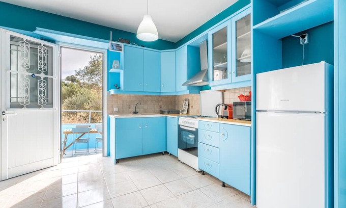 Theologos Apartment | Apartment 'Bella's House' with Mountain View, Wi-Fi and Air Conditioning