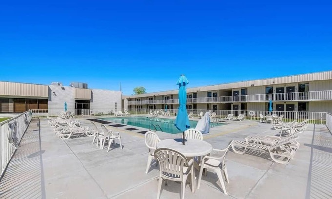 Hamilton House | Your Budget-Friendly Room with Pool and Free Breakfast | 2 Rooms