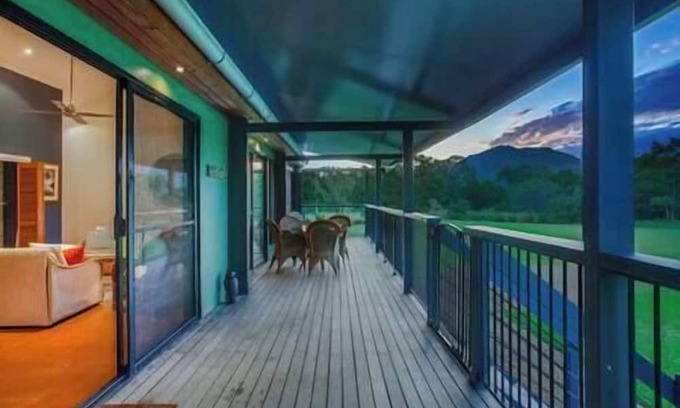 Mowbray House | Valley Views Lodge- Country home in Port Douglas