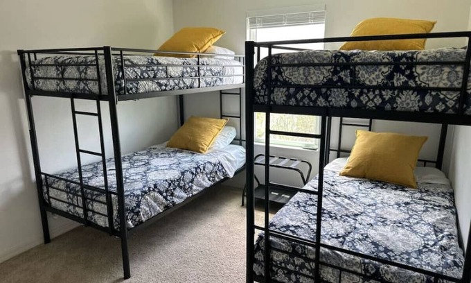 Kissimmee House | Private 4 bunk room!