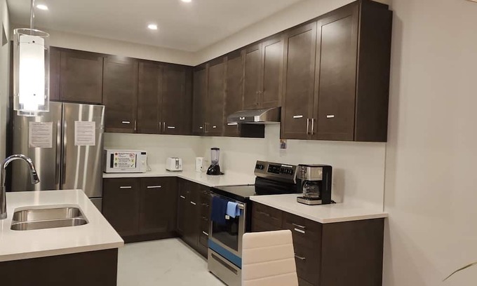 Ottawa Division House | Stylish 4BedRoom/3.5Bath in Ottawa: Modern Comfort+Self Check-In+Kitchen&Parking
