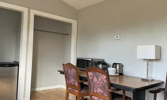 North Okanagan Cabin | The Mansard suite two-bedroom plus den