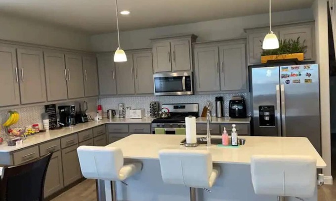 Krum House | 1 bedroom with queen size bed and share bathroom so one guest per room