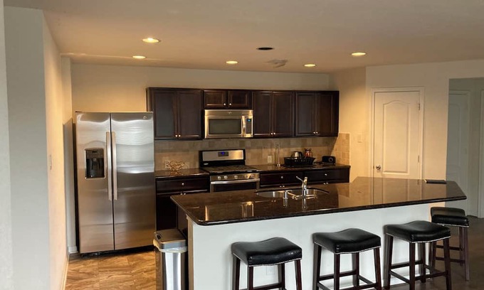 Katy House | Charming 1 story house with WiFi, AC in awesome Katy - One bedroom space