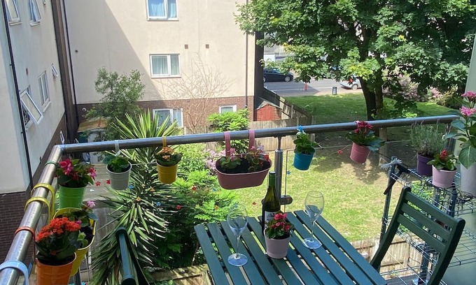 Mile End Apartment | 2 double bedroom 2 bathroom apartment in zone 2, near canal and Mile End Station