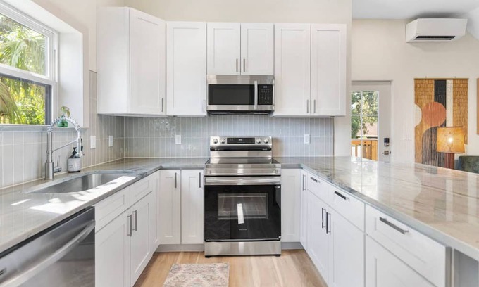 Ocoee House | NEW! 1BR Guesthouse - KingBed - Disney - Universal - Seaworld