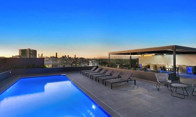 Greenslopes Apartment | Hanlon Park Escape - 250m to Stones Corner Village