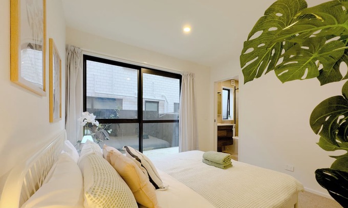 Mount Wellington Bed & Breakfast | One-Bedroom En Suite in Sylvia Park