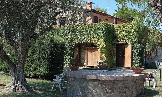 Follonica Apartment | Holiday apartment with pool and sun loungers