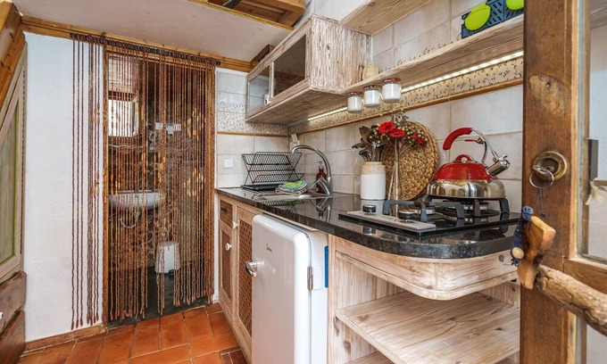 Carrapateira Apartment | Studio Apartment 'Alma' with Mountain View, Shared Terrace and Wi-Fi