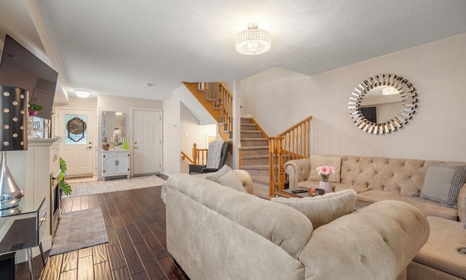 Watertown House | Spacious 5-bedroom house in wonderful Hamilton with fitness room, WiFi .