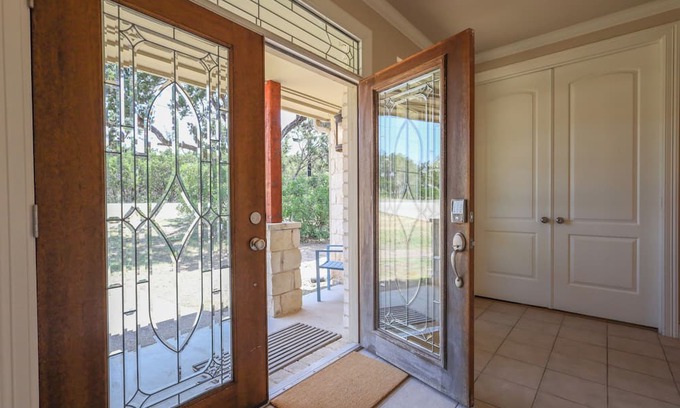 Leon Junction House | Stunning 5 bedroom with lake access