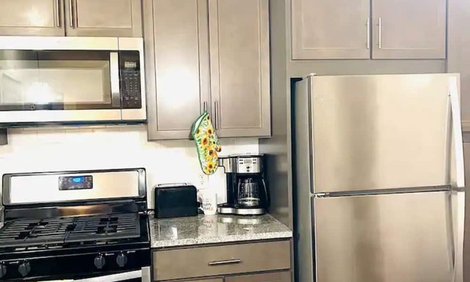 Texas City House | The Lakeside Layover w/Pool/Parking/WiFi Pkg