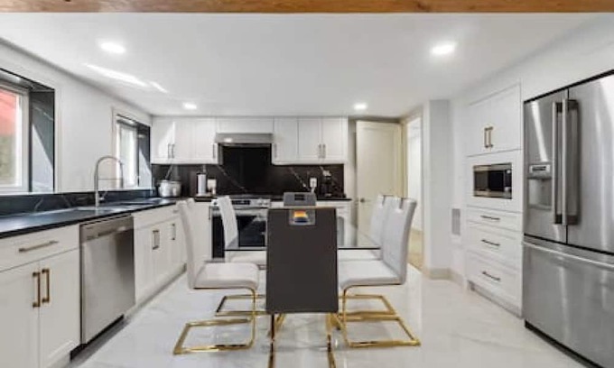 Upper Lonsdale House | Cheerful 2BR Oasis In North Van