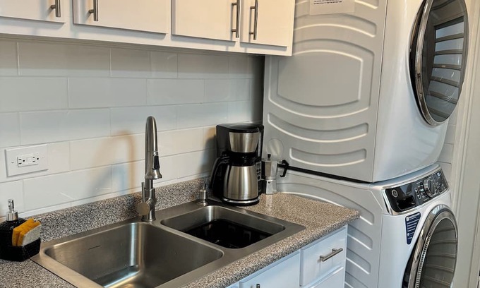 Sabana Llana Norte House | lovely 3 bedroom 2 bathroom house CLOSE TO EVERYTHING with AC WiFi TV & balcony