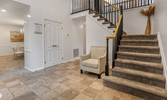 Fort Washington House | The Château Lux 4 bedrooms 2.5 baths, sleeps 8, 5min from MGM & National Harbor.