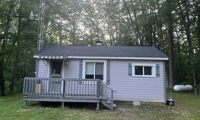 West Branch Cabin | Cozy 2-bedroom cabin in serene West Branch with AC, WiFi