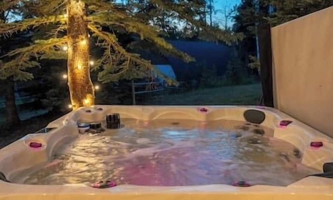 Millarville House | 15 Guests|Spacious Cabin w/Hot Tub & Scenic Views