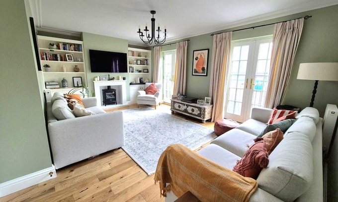 Winchester House | Spacious town house within walking distance of Winchester town centre