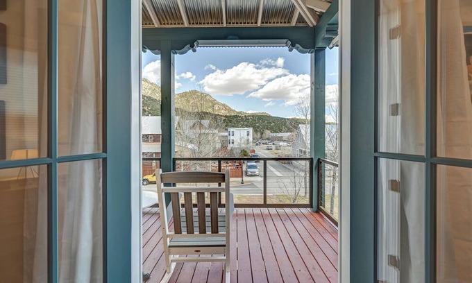 Buena Vista House | This 4-bedroom, 3.5-bathroom southwest-inspired residence sleeps up to 8 guests