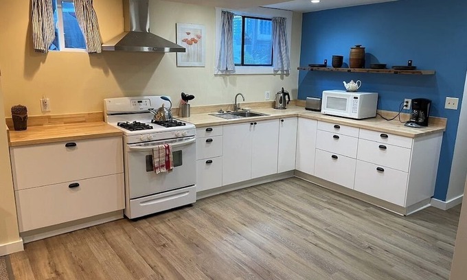 Kings Heights Apartment | Heart of NW Portland/Alphabet District - Walk to Everything