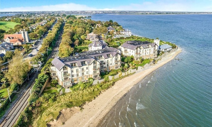 Sutton Cross Apartment | Spectacular Huge Howth Beachfront Apartment