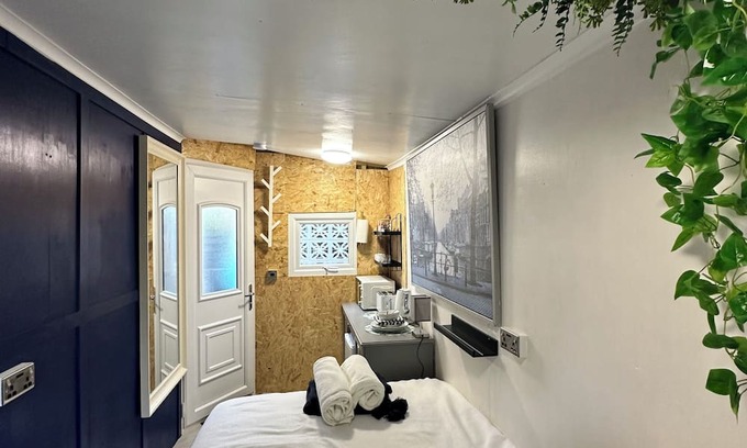 Century Wharf Cabin | llyffant, small & stylish Double en-suite kitchenette. 16 minutes walk WMC