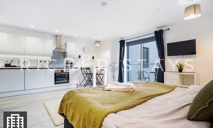 Hemel Hempstead Apartment | Modern High St Studio w/Balcony