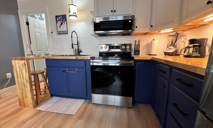 Sugar Mountain Condo | Pool/Long-Range Views/EV/Spa/Stocked Kitchen/High Elevation 4900 ft!