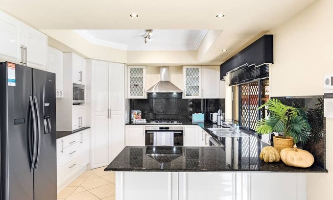 Stretton House | 5 BR family house close to Highway and mall