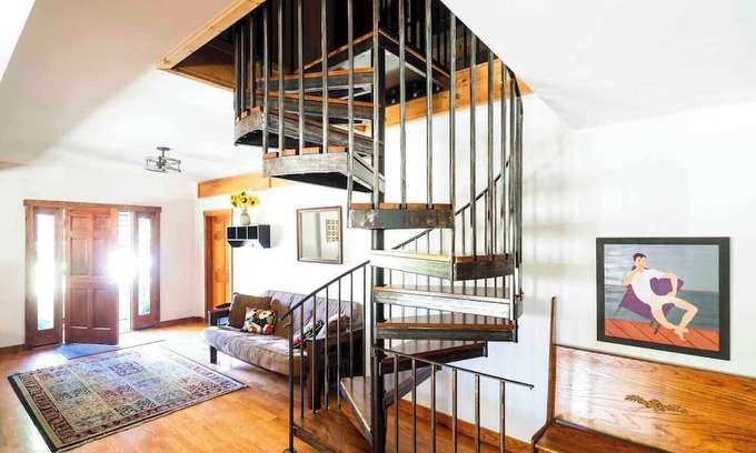 Pomona Cabin | This cabin is a 5 bedroom(s), 3 bathrooms, located in Pomona, IL.