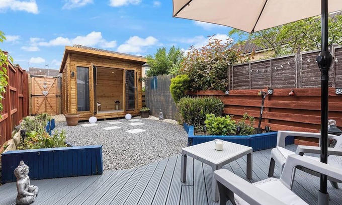 York House | Pass the Keys | 127 Bellhouse Way · Renovated Family Home For 2