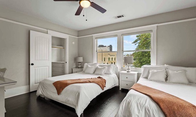 Downtown Riverside House | Fenced Backyard｜Dedicate Workspace｜Pet Friendly #41988