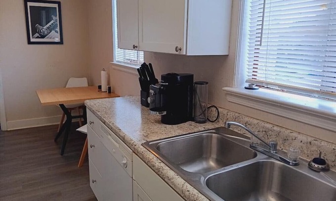 North Little Rock Condo | King Bed 1 BR Apartment Close to Downtown