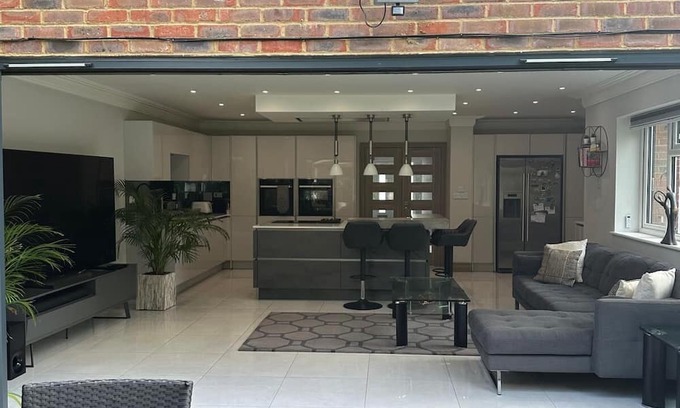 High Wycombe House | Luxurious home - Sleeps 10 - Great Location